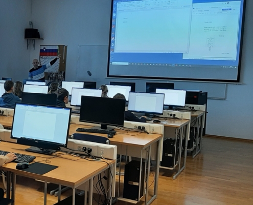 RIN - učenci izdelujejo voščilnice